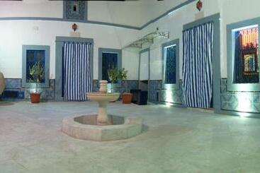 تختخواب و صبحانه Dar Baaziz