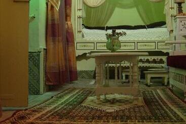 تختخواب و صبحانه Dar Baaziz