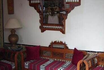 تختخواب و صبحانه Dar Baaziz