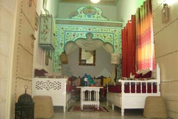 تختخواب و صبحانه Dar Baaziz