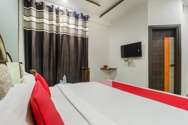 Oyo 28176 Hotel President