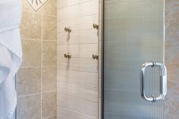 Gothic Eves Inn And Spa Bed And Breakfast