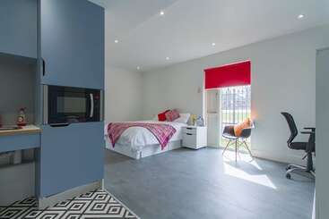 هاستل Axo Shelbourne