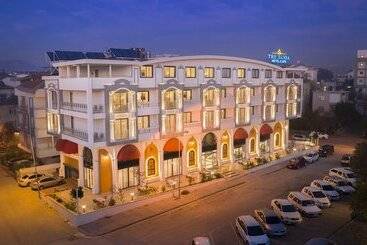 The Sansa Hotel & Spa