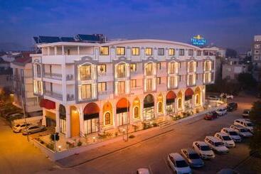 The Sansa Hotel & Spa