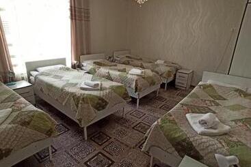 تختخواب و صبحانه Guest House Nuri