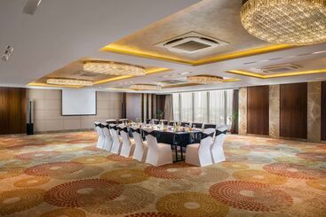 هتل Nirvana Sarovar Portico Gorakhpur