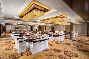 هتل Nirvana Sarovar Portico Gorakhpur