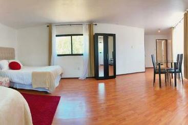 تختخواب و صبحانه South Landing Inn