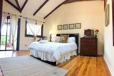 تختخواب و صبحانه South Landing Inn