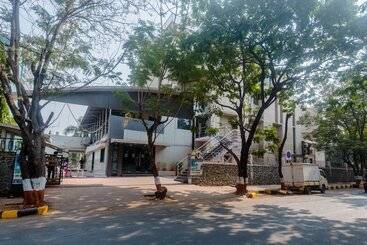 هتل Oyo 26750 Vashi Gymkhana