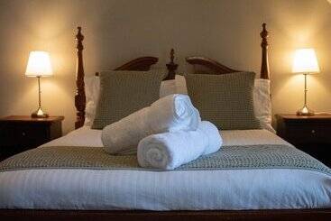 The Rosedale Hotel & Restaurant