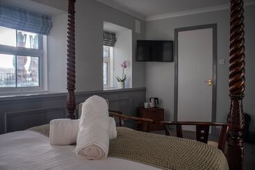 The Rosedale Hotel & Restaurant