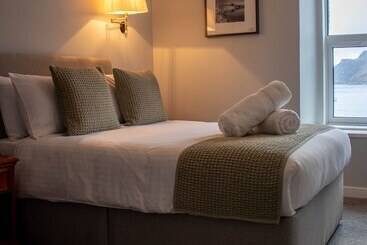 The Rosedale Hotel & Restaurant