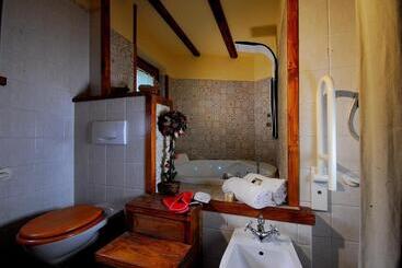 Aparthotel Foyer D Antan Suite Con Caminetto Hammam O Vasca Idromassaggio