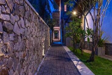 هتل Anama By Queens Mount
