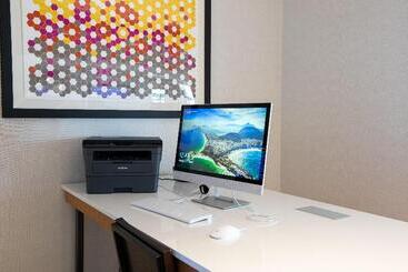 هتل Holiday Inn Express   Lethbridge Southeast, An Ihg