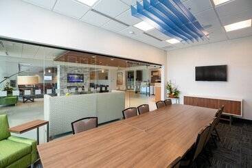 هتل Holiday Inn Express   Lethbridge Southeast, An Ihg