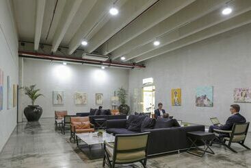בית מלון כפרי Zen Premium Magallanes Makati