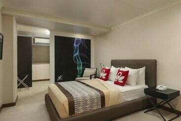 בית מלון כפרי Zen Premium Magallanes Makati