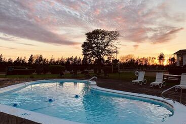 Anne Shirley Motel & Cottages