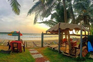 تختخواب و صبحانه Ayomal Beach Paradise