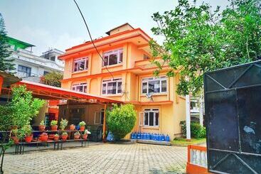 تختخواب و صبحانه Himal Inn
