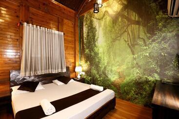 هتل Pali Village Resort
