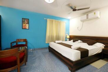 هتل Pali Village Resort