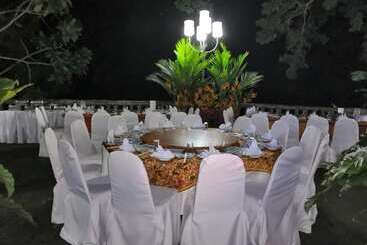 Balung River Eco Resort   Hostel