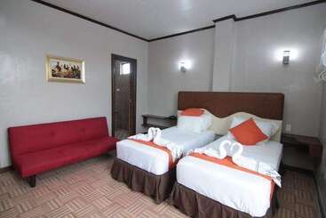 هتل 7 Meadows Inn