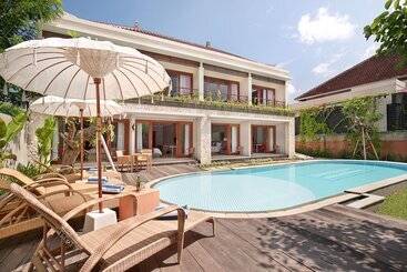 هتل Kubu Gwk Resort