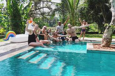 تختخواب و صبحانه French Garden Kandy