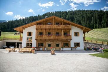 هتل Agriturismo Malga Piè