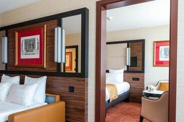 هتل Nash Suites Airport