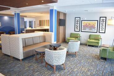 هتل Holiday Inn Express & Suites   Boston South   Randolph, An Ihg