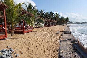 هتل Charlestina Beach Resort