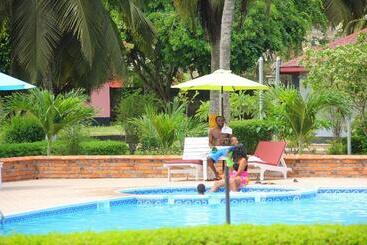 هتل Charlestina Beach Resort