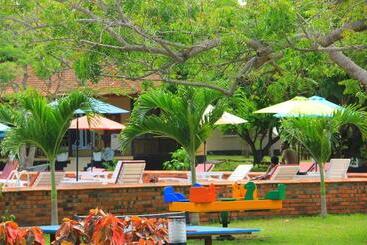 هتل Charlestina Beach Resort