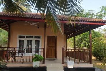 هتل Charlestina Beach Resort