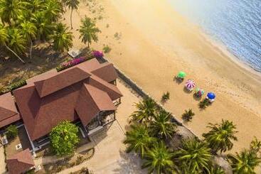 هتل Charlestina Beach Resort