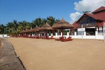 هتل Charlestina Beach Resort