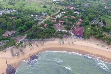 هتل Charlestina Beach Resort