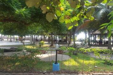 هتل Charlestina Beach Resort
