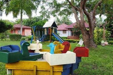 هتل Charlestina Beach Resort