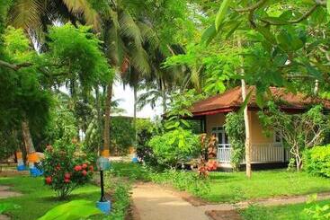 هتل Charlestina Beach Resort