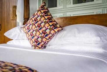هتل Emburara Farm Lodge