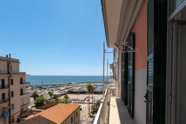 تختخواب و صبحانه Mareluna Penthouse   Luxury Suites
