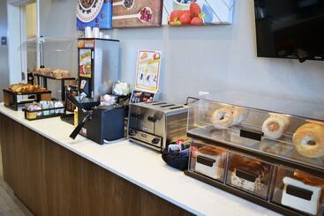 هتل Staybridge Suites Red Deer North, An Ihg