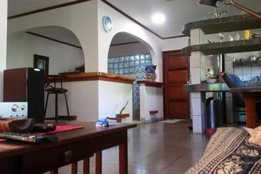 تختخواب و صبحانه Embassy House